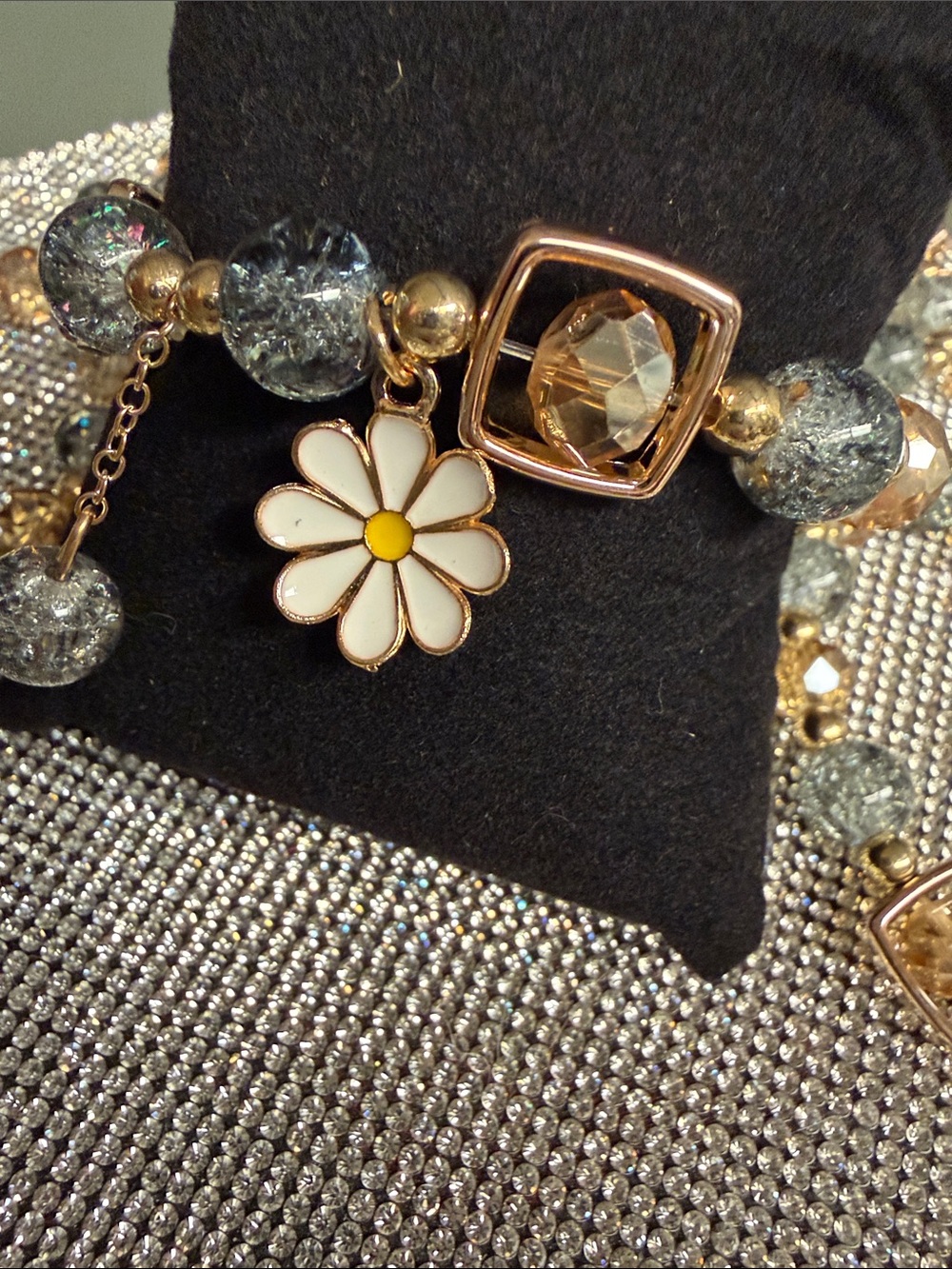 🦋5/$25🦋 Daisy Charm Beaded Bracelet in White and Gold